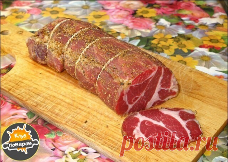 Любимая полендвица

Покупаем хорошее мясо — в магазинах оно называется «вырезкой» или мясом «для отбивных» (я люблю, чтобы там был всего лишь миллиметровый слой сала по краешку, но моя коллега использует и шею, потому что любит сальные прожилки). 

Кстати, это будет чуть ли не вдвое дешевле, чем покупать полендвицу готовую — а уж разница во вкусе! 

Итак, покупаем. В тот же день начинаем многодневный процесс готовки. 

Кипятим три литра воды. В кипяток всыпаем пол-литра кр...