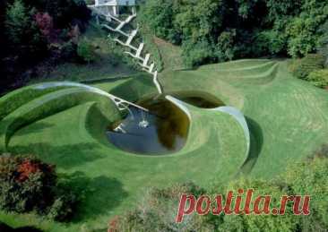 Сад размышлений. Это удивительное место появилось в Шотландии в городке Дамфрис в 1989 году. Вместо экзотических цветов и обилия кустарников там алюминиевые цветники, вместо бьющих ввысь фонтанов — черные дыры и оптические иллюзии, а ландшафт просто завораживает своими необычными формами и загадками.