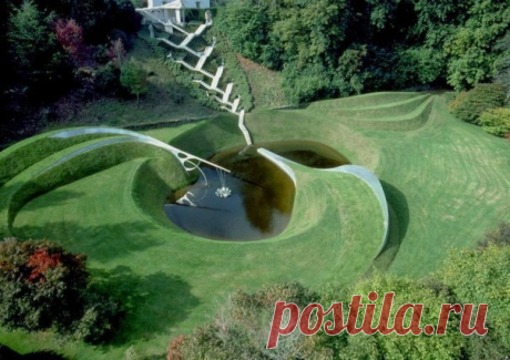 Сад размышлений. Это удивительное место появилось в Шотландии в городке Дамфрис в 1989 году. Вместо экзотических цветов и обилия кустарников там алюминиевые цветники, вместо бьющих ввысь фонтанов — черные дыры и оптические иллюзии, а ландшафт просто завораживает своими необычными формами и загадками.