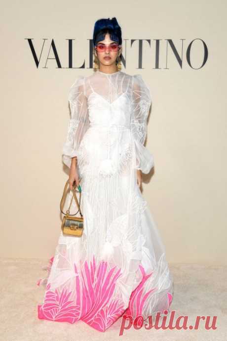 Просто поразительно, как роскошно выглядят звездные гости показа Valentino на этих кадрах, зная, какой страшный ливень творился за пределами показа. И как знаменитости с голыми ногами и в идеальных образах бежали по улице, чтобы успеть к началу шоу. Все удалось! Никто не опоздал. Любуемся образами из весенней коллекции бренда на знаменитостях и уже предвкушаем осенние выходы. источник
https://vestinewsrf.ru/zvezdy_i_znamenitosti/kak-vyglyadel-pervyj-ryad-shou-osen-zima-2020/