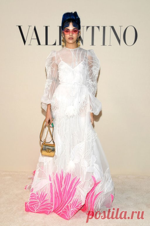 Просто поразительно, как роскошно выглядят звездные гости показа Valentino на этих кадрах, зная, какой страшный ливень творился за пределами показа. И как знаменитости с голыми ногами и в идеальных образах бежали по улице, чтобы успеть к началу шоу. Все удалось! Никто не опоздал. Любуемся образами из весенней коллекции бренда на знаменитостях и уже предвкушаем осенние выходы. источник
https://vestinewsrf.ru/zvezdy_i_znamenitosti/kak-vyglyadel-pervyj-ryad-shou-osen-zima-2020/