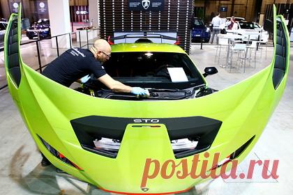 Lamborghini не захотели отказываться от бензина. Итальянский концерн Lamborghini, принадлежащий Volkswagen AG, не захотел полностью отказываться от двигателей внутреннего сгорания (ДВС), работающих на бензине. Топливо предлагают заменить на синтетический аналог, сообщает немецкая газета Die Welt. Компания решила создать первый гибрид с ДВС и электродвигателем.
