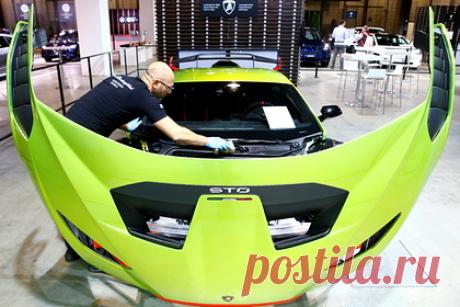 Lamborghini не захотели отказываться от бензина. Итальянский концерн Lamborghini, принадлежащий Volkswagen AG, не захотел полностью отказываться от двигателей внутреннего сгорания (ДВС), работающих на бензине. Топливо предлагают заменить на синтетический аналог, сообщает немецкая газета Die Welt. Компания решила создать первый гибрид с ДВС и электродвигателем.