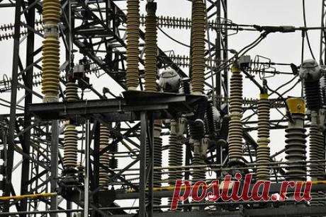 В Ростовской области из-за мокрого снега люди остались без электричества. Губернатор Ростовской области Василий Голубев сообщил о массовом отключении электричества из-за непогоды. Причиной чрезвычайного происшествия он назвал налипание мокрого снега на линии электропередач. По его словам, над восстановлением электроэнергии трудится более 90 ремонтных бригад.