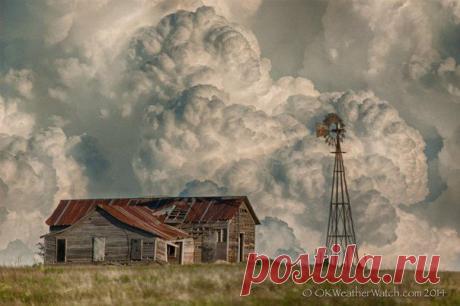 Заброшенный дом на фоне взрывной конве / Физика невозможного!