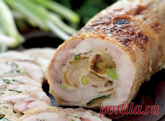 Мастер-класс. Готовим куриный рулет
Фаршированный куриный рулет – блюдо универсальное. Ароматные бутерброды на завтрак, холодная закуска на обед, пикантное горячее на ужин, да и на праздничном столе ему найдется достойное место. 
Удалите кончики крыльев. Курицу положите грудкой вверх, проведите ножом параллельно килевой кости сначала с одной стороны, потом с другой и аккуратно отделите от грудки. Не повреждая кожу, подрежьте позвоночник, ребра и тазовые кости. Удалите хребет вместе со всеми ко