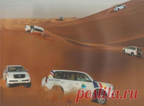 демонстрирует мастерство вождения по высоким склонам. Машина, ревя мотором, то взлетает высоко вверх, то падает вниз, то кажется, что вот вот и джип – перевернется..