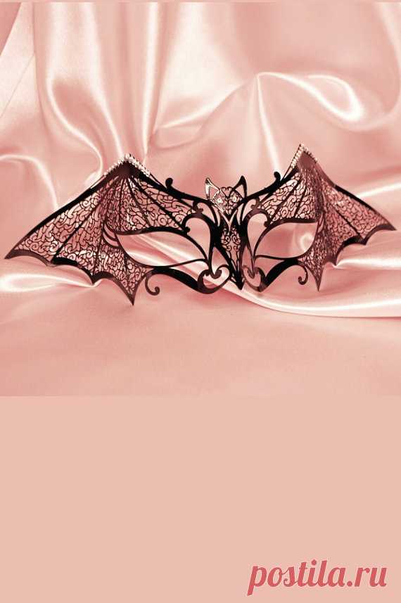 Venetian Mask Pipistrello Pipistrello  Pipistrello authentic venetian mask with the finest metal filigree, decorated with Swarovski stones and completed with thin satin ribbons ready to wear. Manifactured in Venice by the famous venetian masters. Each is made with certified materials, repecting the European