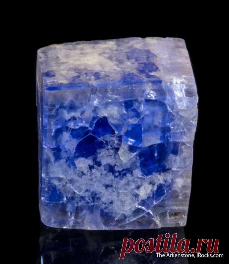 bijoux-et-mineraux:
“Carletonite - Poudrette Quarry, Mt. St. Hilaire, Quebec, Canada
”