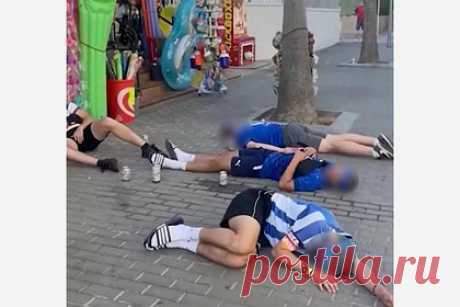 Толпа пьяных туристов заснула на улице популярного курорта Европы и разгневала местных