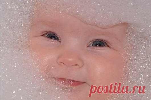 Муж купает ребёнка, кричит из ванной:
- Кать, он ест пену!
Через пару минут:
- Кать, она реально вкусная!