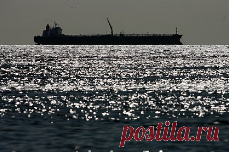 Иран задержал два танкера с миллионами литров контрабандной нефти. Военно-морские силы Корпуса стражей исламской революции (КСИР) задержали два нефтяных танкера в Персидском заливе с контрабандной нефтью. Всего на двух суднах найдено 4,5 миллиона литров топлива. На двух танкерах находился иностранный экипаж, сейчас контрабандисты взяты под стражу.