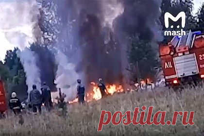 Появилось видео с места падения самолета в Тверской области. В сети появилось видео с места падения бизнес-джета в Тверской области. Соответствующий ролик опубликовал Telegram-канал Mash. На кадрах видны несколько пожарных автомобилей. Спасатели занимаются тушением места возгорания. Помимо того, очевидцы опубликовали кадры с горящими обломками самолета.