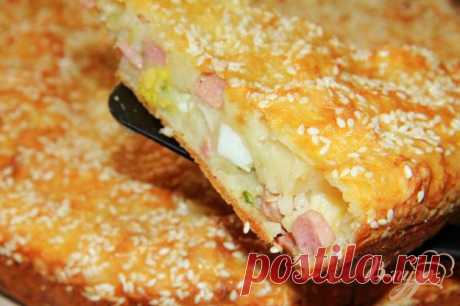 Заливной пирог с яйцами, колбасой и зеленым луком.