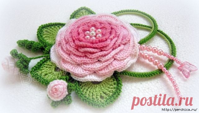 Роза с листочками и бутонами на брошь или шляпку