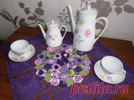 Комплект "Фиалковый"-мини-скатерть, 2 сервировочные салфетки и декоративная салфетка. Хлопок. Крючок. Авторская работа. Продается.