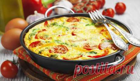 Кабачковая пицца с помидорами и сыром  🍴 Ингредиенты: Кабачок - 1 шт.
Помидор - 2 шт.
Сыр твердый - 150 г Мука - 100 г Яйцо - 2 шт Чеснок - 4 зубчика Соль - по вкусу Перец черный молотый - по вкусу Масло растительное - по вкусу Приготовление: 1. Кабачок натереть на мелкой терке, отжать лишнюю жидкость.
Добавить яйца, муку, измельченный чеснок, соль, перец.
2. Хорошо перемешать.
3. Помидоры нарезать кружочками.
4. Сыр натереть на крупной терке.
5. Разогреть сковороду с маслом.
Выложить овощную …