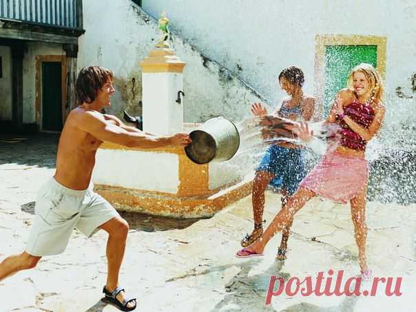 Обливание холодной водой дарит хорошее настроение, причем, все равно, кого ты обливаешь...