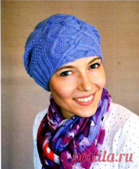 Вязаная спицами шапочка