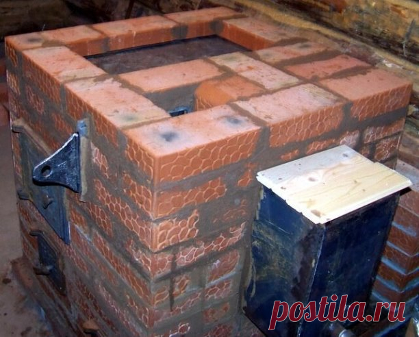 Печь кирпичная для бани 
 
Все печи, которые строятся для русских бань, можно подразделить на 4 основные вида: 
построенная «по-белому»; 
«по-черному»; 
«по-серому»; 
«с плитой». 
 
Печь для бани сложенная из кирпича «по-черному» лишена дымохода. 
Это самый популярный вид печи русской бани в деревне в течение многих столетий. Среди преимуществ такого пара – его неповторимый аромат и польза для органов дыхания. Минус – время, которое необходимо пройти до полного сгорания др...