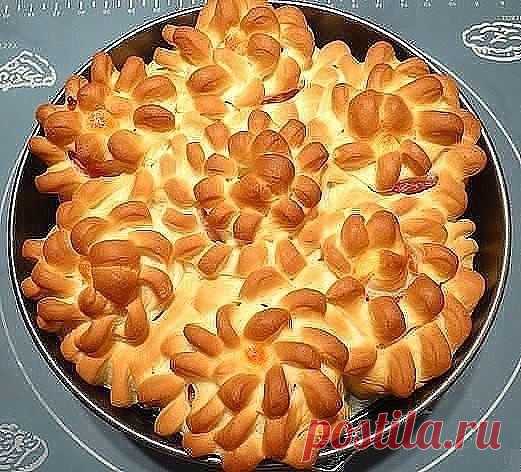 Пирог "Цветы" с беконом и сыром