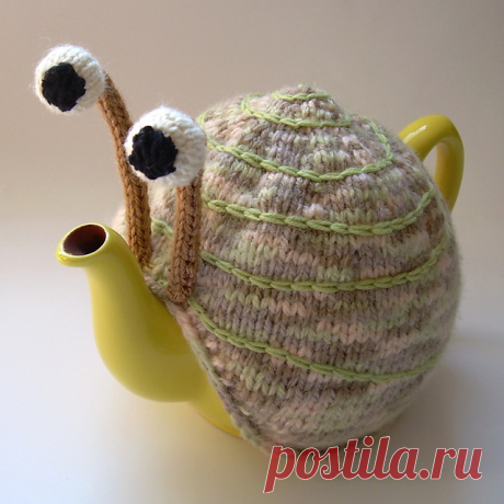 A Tea Cosy That Turns a Teapot into an Adorable Snail