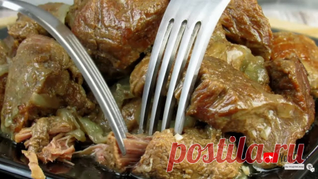 Это мясо просто тает во рту! ☆ ВКУСНЕЙШАЯ томленая говядина ☆ ОЧЕНЬ просто | Вкусные идеи от Натали 1 кг говядины (любая часть, я использовала лопаточную)&nbsp;350-400 г репчатого лука&nbsp;100 г сливочного масла&nbsp;100 г воды&nbsp;3-4 зуб. чеснока&nbsp;1 ч.л. сахара&nbsp;1 ч.л уксуса 9%&nbsp;1 ч.л. соли&nbsp;7-8 горошин перца (у меня смесь из белого, черного, красного)