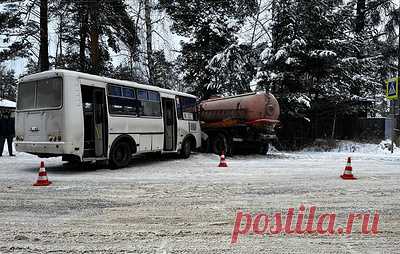 Под Красноярском в ДТП пострадал человек. Пассажирский автобус столкнулся с "Камазом"