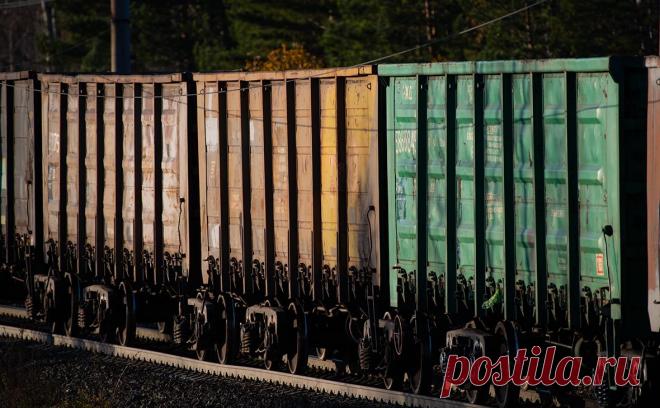 Власти обсудили изменение схемы вывоза угля из регионов. Кабмин обсуждает возможность сохранить на 2025 год соглашения между РЖД и угольщиками на вывоз твердого топлива в восточном направлении. При этом заключать соглашения предлагается напрямую с компаниями, а не с регионами