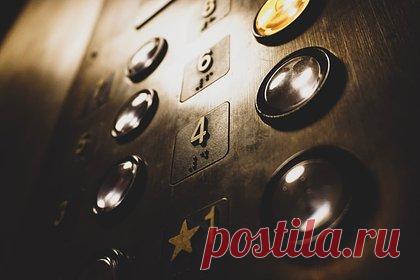 Россиянин попытался выбраться из застрявшего лифта и получил тяжелейшие травмы. Житель Хабаровска застрял в лифте и получил тяжелейшие травмы, когда попытался из него выбраться. Инцидент произошел в доме, расположенном на улице Карла Маркса. Россиянин вместе с девушкой возвращались домой в состоянии легкого алкогольного опьянения и застряли в лифте, когда он проезжал между 9-м и 10-м этажами.