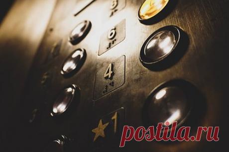 Россиянин попытался выбраться из застрявшего лифта и получил тяжелейшие травмы. Житель Хабаровска застрял в лифте и получил тяжелейшие травмы, когда попытался из него выбраться. Инцидент произошел в доме, расположенном на улице Карла Маркса. Россиянин вместе с девушкой возвращались домой в состоянии легкого алкогольного опьянения и застряли в лифте, когда он проезжал между 9-м и 10-м этажами.