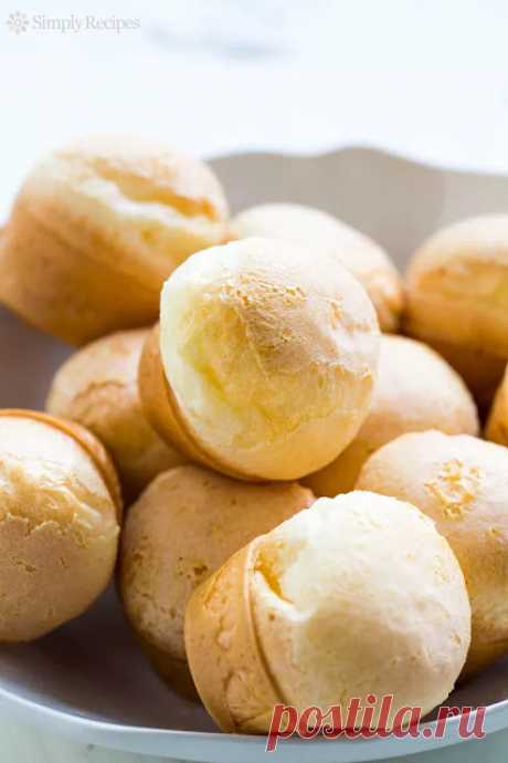 Классический: Легкий бразильский сырный хлеб Pão de Queijo Простой и безглютеновый бразильский сырный хлеб, или Pão de Queijo, приготовленный из муки тапиоки, молока, яиц, оливкового масла и сыра.
