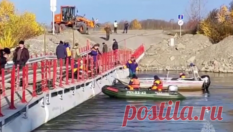В Красноярском крае грузовик с людьми утонул в реке, никто не выжил. На реке Чулым в Красноярском крае утонул грузовик с водителем и пассажиром. Об этом сообщила пресс-служба МЧС. По данным ведомства, водитель, несмотря на запрещающие знаки, заехал на понтонный мост. Под тяжестью конструкция не выдержала, ...