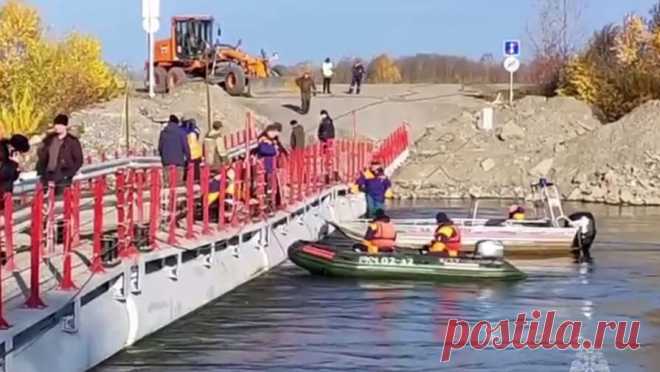 В Красноярском крае грузовик с людьми утонул в реке, никто не выжил. На реке Чулым в Красноярском крае утонул грузовик с водителем и пассажиром. Об этом сообщила пресс-служба МЧС. По данным ведомства, водитель, несмотря на запрещающие знаки, заехал на понтонный мост. Под тяжестью конструкция не выдержала, ...