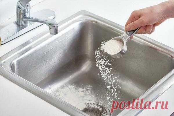 Как и зачем чистить мойку на кухне мукой?