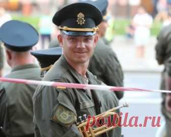 Що Україна покаже на військовому параді: все про подію 24 серпня о 10:00 у центрі Києва пройде військовий парад, присвячений 27 річниці незалежності України. Глядачі зможуть побачити розрахунки армійців різних підрозділів та їхню бойову техніку. ЧИТАЙТЕ ТАКОЖ: День Незалежності: розповіли, хто відвідає парад 4,5 ...