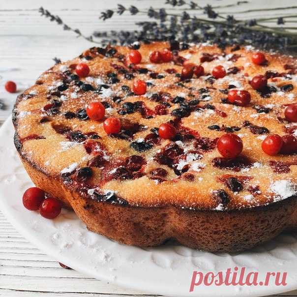Манник с брусникой:
Ингредиенты:
манная крупа ( семолина) 150 гр
кефир 1 % 250 гр
2 яйца
брусника 100 гр( др ягоды)
ванилин 1 ч л
разрыхлитель 1/2 ч л
подсластитель по вкусу
ванильное молоко 150 гр(можно взять обычное и добавить ваниль в него)

Приготовление:
Залить манку кефиром на 1 час. Белки отделить от желтков. Желток соединить с разрыхлителем, ванилью, корицей, добавить кефирно-манную смесь. Белки взбить до крепких пиков и аккуратно ввести в наше тесто. Выкладываем ф...