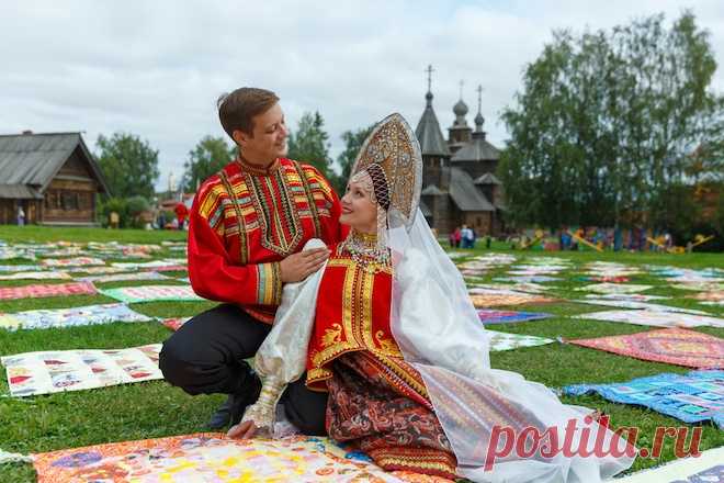 Народные приметы на 8 июля — День Петра и Февронии Петр и Феврония сохранили верность друг другу вопреки всем трудностям. Их любовь стала символом вечной любви. Влюбленные умерли в один день и час, их тела были положены в разных местах, но чудом оказались в одном гробу.