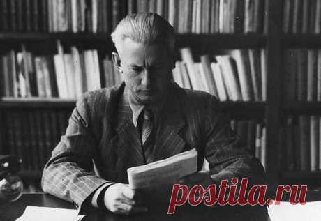 Александр Фадеев – писатель, который запомнился нам по роману «Молодая гвардия». Он также руководил Союзом писателей СССР и был членом ЦК КПСС. Головокружительную карьеру он прервал выстрелом из револьвера 13 мая 1956 года на даче в Переделкино.