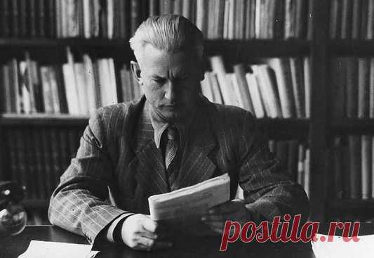 Александр Фадеев – писатель, который запомнился нам по роману «Молодая гвардия». Он также руководил Союзом писателей СССР и был членом ЦК КПСС. Головокружительную карьеру он прервал выстрелом из револьвера 13 мая 1956 года на даче в Переделкино.