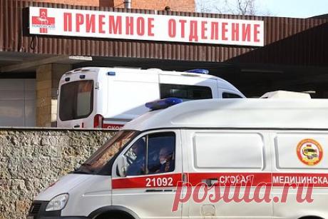 Окровавленная российская школьница пришла к подруге искать убежище. В Санкт-Петербурге 13-летняя школьница пришла домой к подруге, девочка была в крови. Перед этим она пыталась покончить с собой. Домой девочка не пошла из страха перед матерью, которая злоупотребляет спиртным. Девочку немедленно доставили в одну из городских больниц.