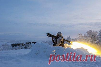 Российские морпехи обратили ВСУ в бегство и захватили ключевую лесополосу. Морские пехотинцы Тихоокеанского и Балтийского флотов обратили солдат Вооруженных сил Украины в бегство и взяли под контроль два опорных пункта в районе Угледара на южнодонецком направлении. Об этом сообщили в Минобороны России, пишет ТАСС. Укрепленные позиции противника удалось взять почти без единого выстрела.