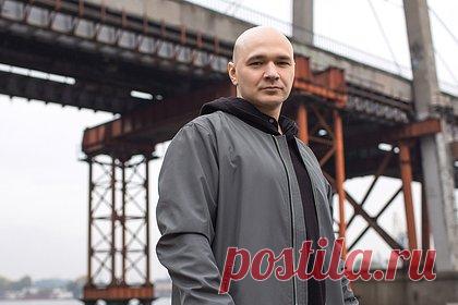 Известный рэпер решил избавиться от квартиры в России. Российский рэпер Влади, известный как участник хип-хоп группы «Каста», решил избавиться от квартиры в Ростове-на-Дону. Музыкант выставил недвижимость на продажу за 18 миллионов рублей. Жилье, в котором «Каста» сочинила четыре последних альбома, находится в центре города.