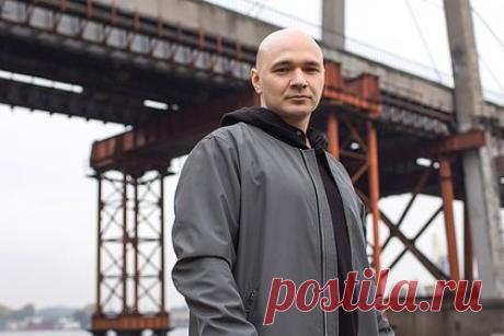 Известный рэпер решил избавиться от квартиры в России. Российский рэпер Влади, известный как участник хип-хоп группы «Каста», решил избавиться от квартиры в Ростове-на-Дону. Музыкант выставил недвижимость на продажу за 18 миллионов рублей. Жилье, в котором «Каста» сочинила четыре последних альбома, находится в центре города.