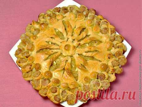 Плетеный пирог с колбасками и капустой / Рецепты с фото