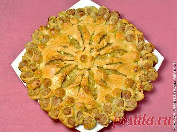 Плетеный пирог с колбасками и капустой / Рецепты с фото