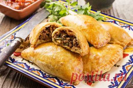 Рецепт: Мясная начинка для пирожков Пирожки могут быть практически с любой начинкой, но самой сытной является мясная. Она  хорошо сочетается со многими овощами, крупами и зеленью. Кроме того, к мясу можно добавить субпродукты, которые сделают ее пикантней, например, печень.