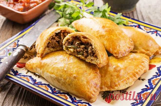 Рецепт: Мясная начинка для пирожков Пирожки могут быть практически с любой начинкой, но самой сытной является мясная. Она  хорошо сочетается со многими овощами, крупами и зеленью. Кроме того, к мясу можно добавить субпродукты, которые сделают ее пикантней, например, печень.