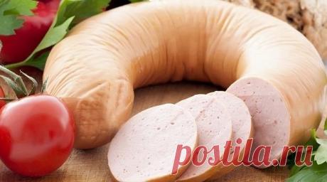 Домашняя вареная колбаса 

Не покупайте вареную колбасу — лучше сделайте сами! 
Ингредиенты: 
— Филе куриное (или индейка) — 700 г 
— Сливки (я брала молоко) — 300 мл 
— Белок яичный — 3 шт 
— Соль 
— Перец черный 
— Приправы 

Приготовление: 

1. Сырое филе режем на кусочки. Измельчаем охлажденное куриное (индюшиное) филе в блендере до кремообразного состояния, добавляем белки, перец и соль по вкусу. По желанию можно добавить мускатный орех. 
2. Вливаем в фарш холодные сл...