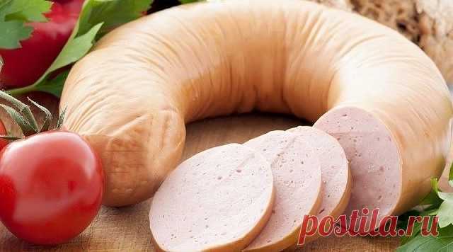 Домашняя вареная колбаса 

Не покупайте вареную колбасу — лучше сделайте сами! 
Ингредиенты: 
— Филе куриное (или индейка) — 700 г 
— Сливки (я брала молоко) — 300 мл 
— Белок яичный — 3 шт 
— Соль 
— Перец черный 
— Приправы 

Приготовление: 

1. Сырое филе режем на кусочки. Измельчаем охлажденное куриное (индюшиное) филе в блендере до кремообразного состояния, добавляем белки, перец и соль по вкусу. По желанию можно добавить мускатный орех. 
2. Вливаем в фарш холодные сл...